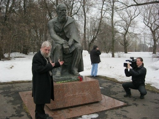 Дмитрий рядом с памятником Федора Михайловича Фото: из личного архива Д. Достоевского