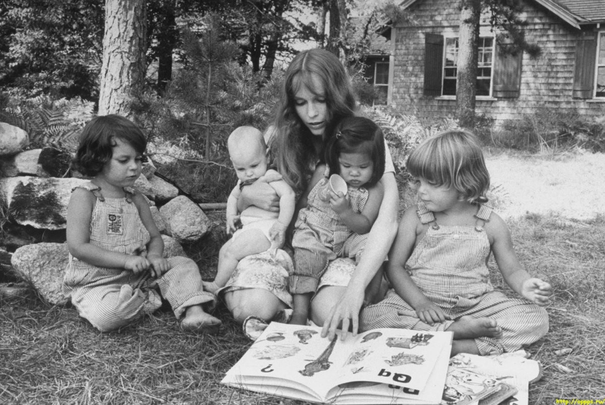 Миа Фэрроу читает свои детям. 1974 год Фото: oppps.ru