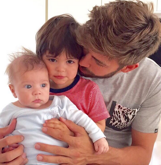 Жерар Пике с сыновьями Миланом и Сашей Фото: @3gerardpique / Twitter