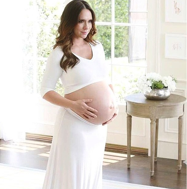Актриса охотно позировала беременной, но малыша показывать не спешит Фото: TheReal_Jlh / Twitter