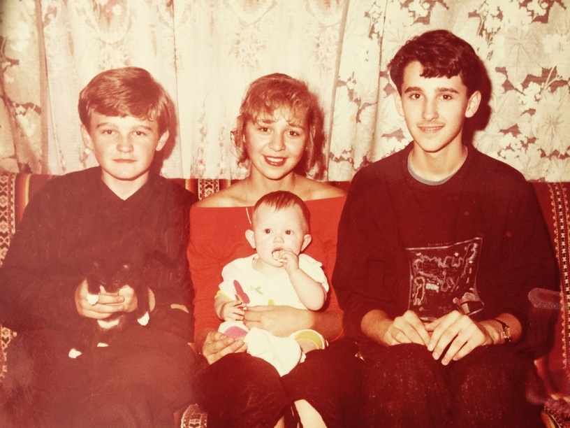 Когда дружная семья в сборе. Мария и ее братья Назарий (слева) и Дмитрий. Фото из личного архива Марии Яремчук