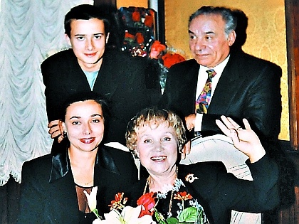 Н.Румянцева с мужем, его дочерью и внуком Фото: sobesednik.ru