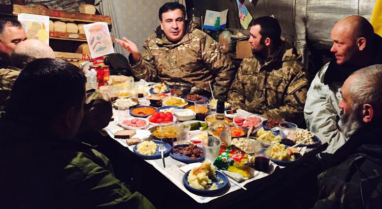 Канун 2016-го и новогоднюю ночь Саакашвили провел в блиндажах на передовой с 28-й отдельной Одесской гвардейской механизированной бригадой