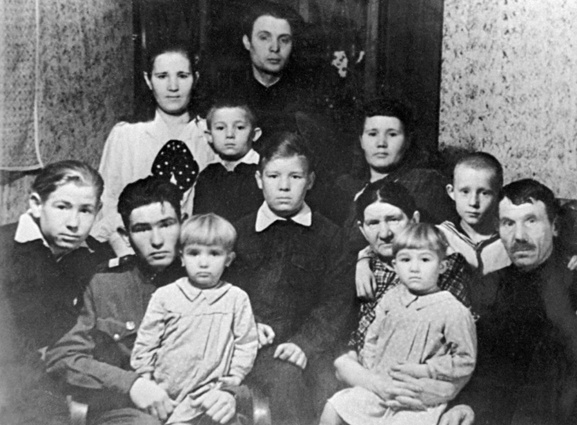 В семье Леоновых было 10 детей, Алексей (крайний слева) был восьмым. С родителями, братьями и сестрами, конец 40-х. «У нас, наверное, трудно порядочную семью найти, которую бы репрессии миновали»