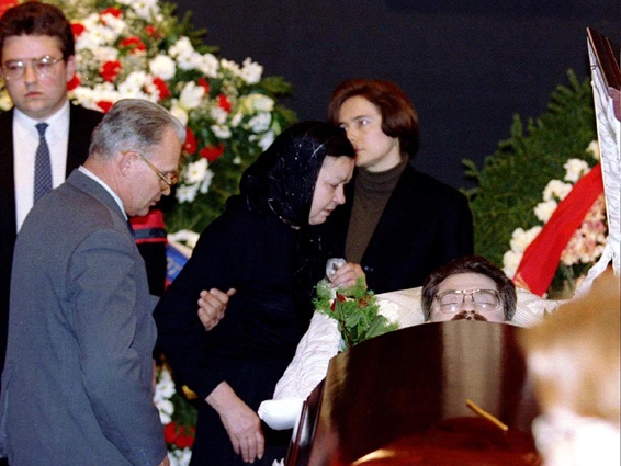 Зоя Васильевна у гроба сына во время церемонии прощания в концертной студии «Останкино», 3 марта 1995 года