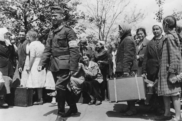 Лето 1942 года. Украинцы готовятся к транспортировке в Германию на принудительные работы