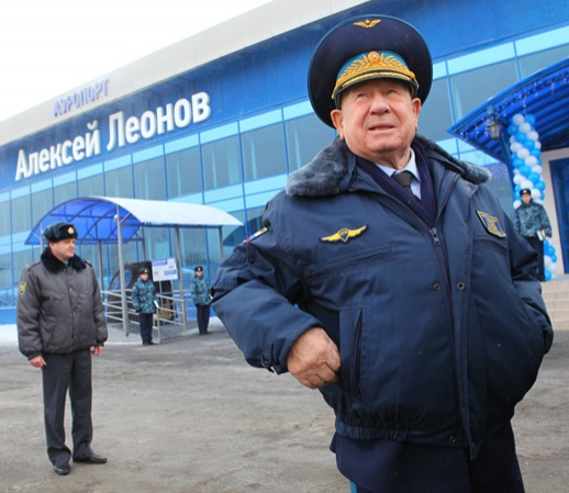 Алексей Архипович у входа в кемеровский аэропорт, названный в его честь, 2013 год