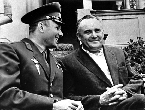 Первый космонавт Юрий Гагарин с легендарным советским авиаконструктором Сергеем Королевым, середина 60-х