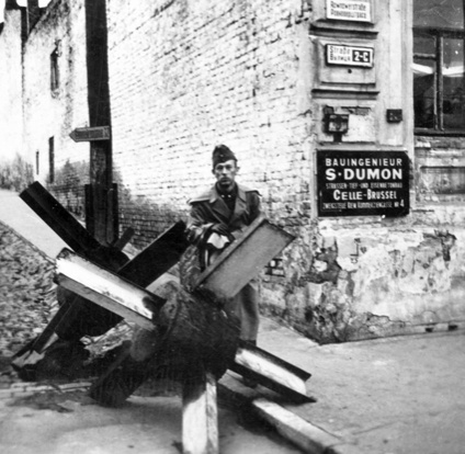 Противотанковые ежи на улице Ровноверштрассе (бульвар Тараса Шевченко), 1943 год