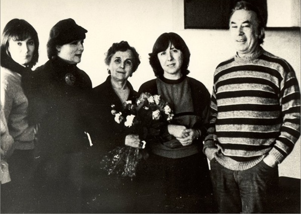 В 1988 году Анатолий Эфрос поставил в Театре наТаганке одноименный спектакль по книге Светланы Алексиевич «У войны не женское лицо». Светлана (вторая справа) с режиссером и актрисами
