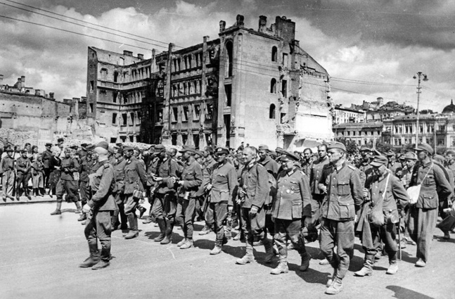Немецкие военнопленные на разрушенном Крещатике, 16 июля 1944 года