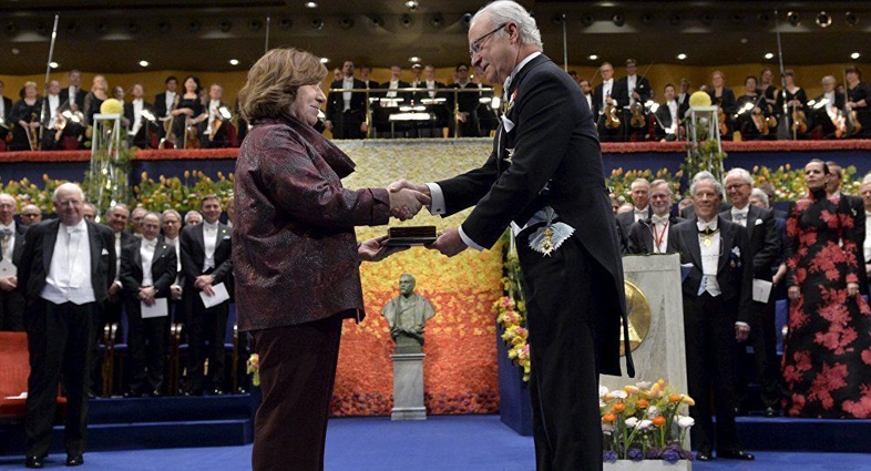 Вручение Светлане Алексиевич Нобелевской премии по литературе королем Швеции Карлом XVI Густавом, Стокгольмский концертный зал, 10 октября 2015 года