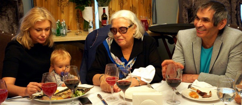 Мария с внуком Славой, Лидия Федосеева-Шукшина и Бари Алибасов