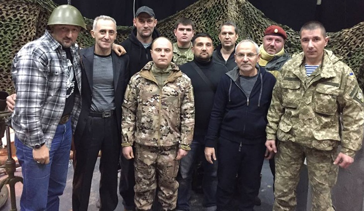Алексей Мочанов, Савик Шустер и Павел Елизаров с защитниками Донецкого аэропорта, 5 декабря 2015 года
