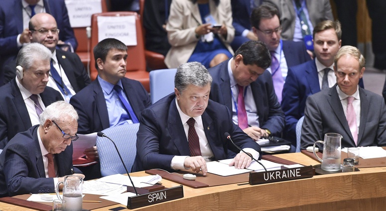 Президент Украины Петр Порошенко выступает на заседании Совета Безопасности ООН. Слева во втором ряду — Владимир Ельченко и министр иностранных дел Украины Павел Климкин