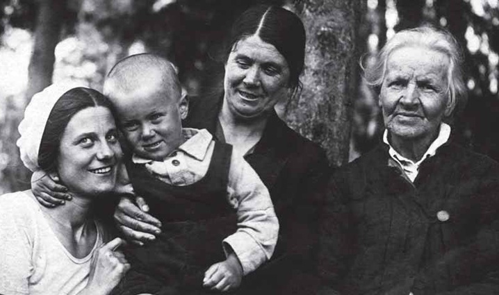 Женя с мамой Зинаидой Ермолаевной, бабушкой Марией Иосифовной и прабабушкой Марией Михайловной, 1934 год