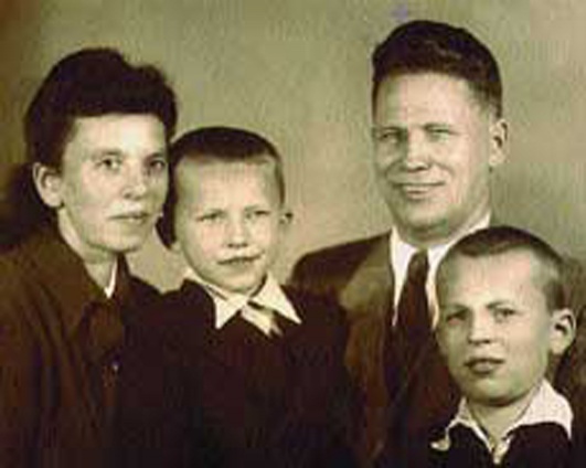С мамой Эмилией Александровной, отцом Иваном Уваровичем и младшим братом Сашей, конец 40-х