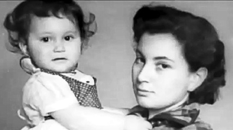 Первая жена Георгия Данелии Ирина Гинзбург с дочерью Светланой, 1952 год