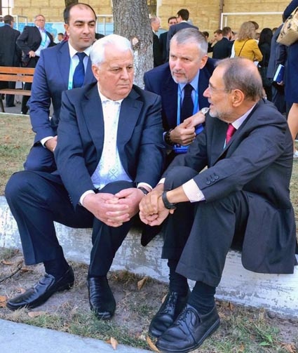 Леонид Кравчук беседует в неформальной обстановке с экс-главой Европейского оборонного агентства Хавьером Соланой, 2014 год
