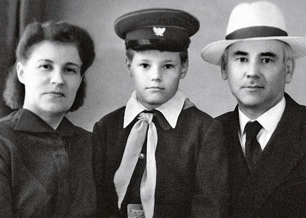 С родителями Любовью Петровной и Алексеем Александровичем, 1959 год. Володя был поздним ребенком, старший брат Слава в 17 лет умер от полиомиелита. «Икру я не ел — она мне надоела, а конфеты в окошко выбрасывал»