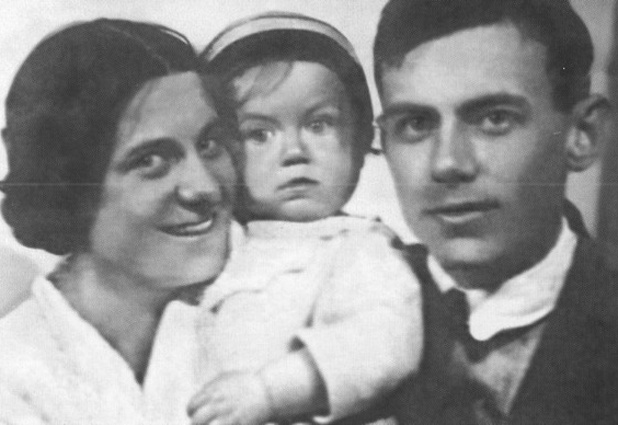 Женя с родителями — Зинаидой Ермолаевной Евтушенко и Александром Рудольфовичем Гангнусом, 1932 год. «Отцу 17 лет было, когда он написал: «Отстреливаясь от тоски, я убежать хотел куда-то. Но звезды слишком высоки, и высока за звезды плата»