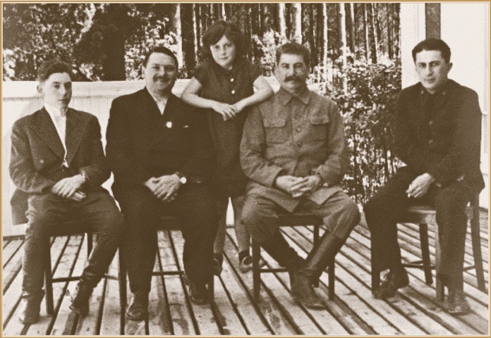 Младший сын вождя Василий, близкий сталинский соратник Андрей Жданов, дочь Сталина Светлана, Иосиф Виссарионович и его старший сын Яков на ближней даче, 1936 год