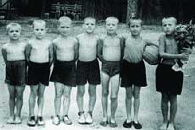 Пионерский лагерь МИДа, Володя Перетурин — капитан команды, крайний справа, конец 40-х