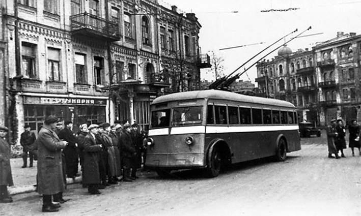 На киевской площади Льва Толстого возобновилось движение троллейбусов, ноябрь 1944 года