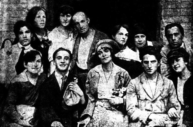 Свадебное фото Леся Курбаса и Валентины Чистяковой (в центре в нижнем ряду) с артистами Молодого театра, Киев, 1919 год