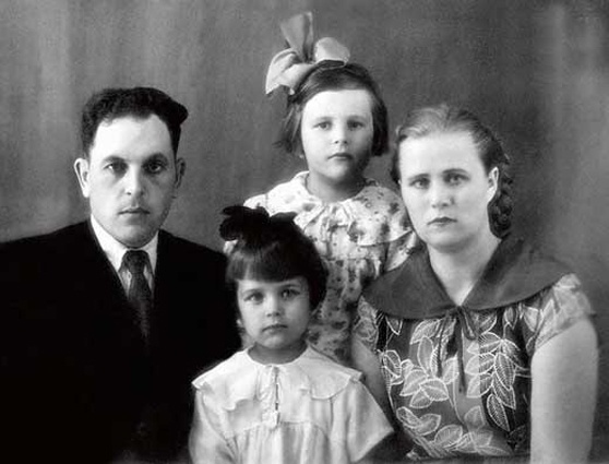 С родителями и сестрой Татьяной (стоит), 1956 год