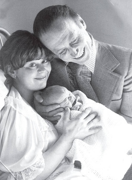 С третьей супругой ирландкой Джан Батлер и их новорожденным сыном Сашей, 1978 год. «Саша на BBC работает и возродил искусство радиопьесы»