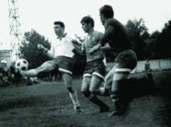Игрок кировского «Динамо» Владимир Перетурин с мячом, 1958 год