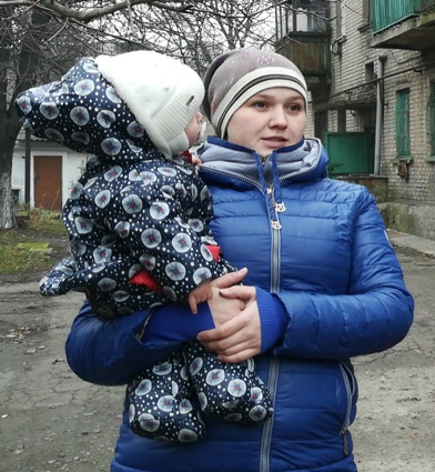Беженка из оккупированной Ясиноватой Инесса Третьякова с девятимесячным ребенком: «Хожу ночевать к бабушке, у нее недалеко частный дом. Хорошо, что наспех сложили там печь, есть где согреться и приготовить еду»