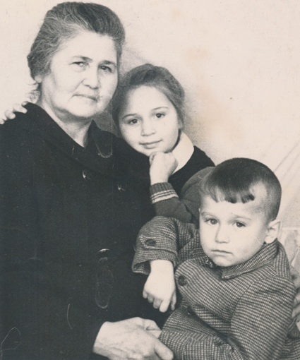 Мать Витольда Павловича Евдокия Дмитриевна с внуками (детьми Фокина) Наташей и Игорем