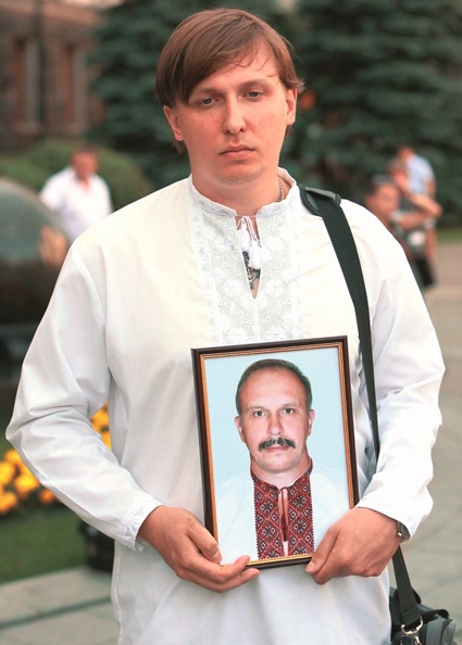 Владимир Бондарчук с портретом погибшего отца: «Дело о расстреле Небесной сотни чрезвычайно важное для Украины»