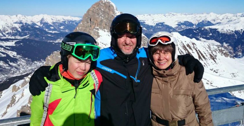 В Куршевеле с младшей дочерью Ольгой и женой Мариной. «Долгими зимними днями я на горных лыжах катаюсь, а вечерами в бане парюсь»