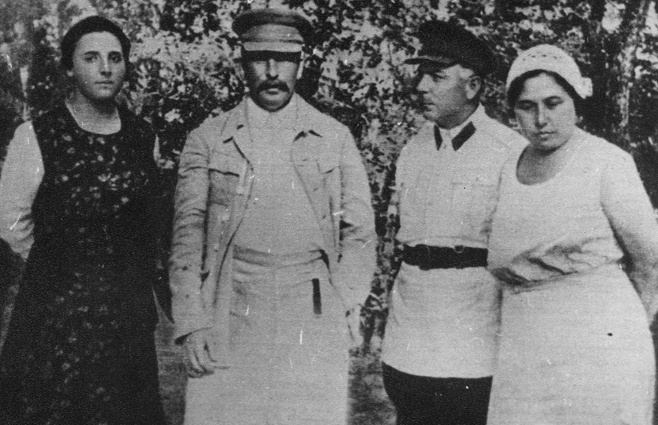 Иосиф Сталин с женой Надеждой Аллилуевой принимает Клима Ворошилова с супругой Екатериной на даче в Зубалово, 1930 год