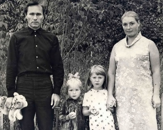 Василий Шукшин с женой Лидией и дочками — Марией и Ольгой, 1970 год