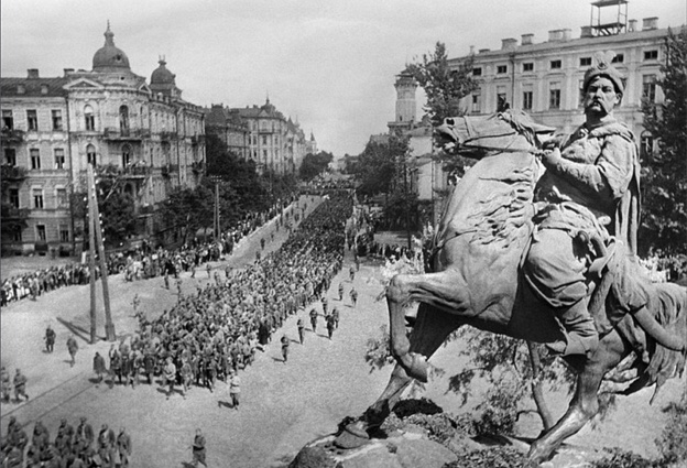 Колонна немецких военнопленных в центре Киева (ныне Софийская площадь), август 1944 года