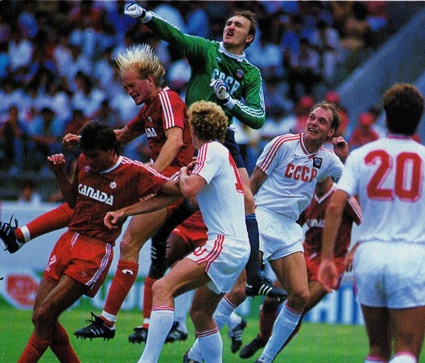 Виктор Чанов защищает ворота сборной СССР в матче со сборной Канады на чемпионате мира по футболу в Мексике, 1986 год