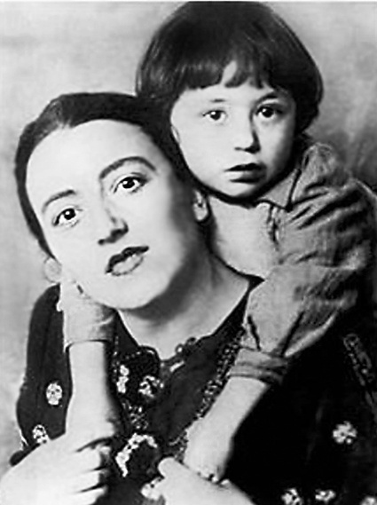 С мамой, 1940 год. Манана Константиновна Багратиони принадлежала к старинному княжескому роду Багратиони-Давиташвили — ветви грузинской царской династии, была известной певицей
