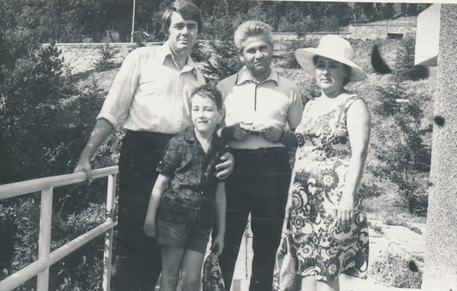 С семьей известного оперного и эстрадного певца Юрия Гуляева (супругой Ларисой и сыном Юрой) в Крыму, 1975 год
