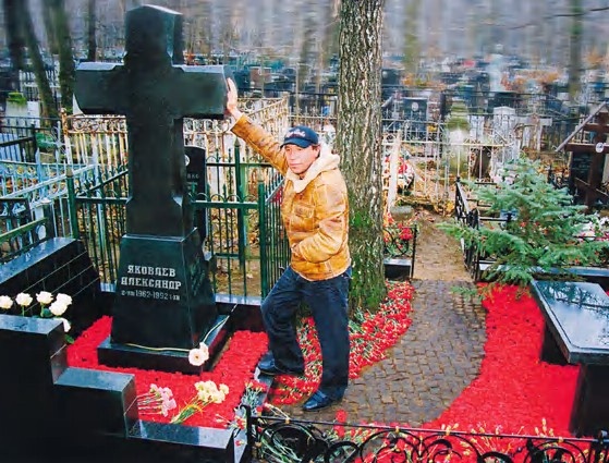 На могиле брата на Ваганьковском кладбище в Москве. «Он был сильным, справедливым, очень честным, со всеми дружил, и вся Москва его хоронила»