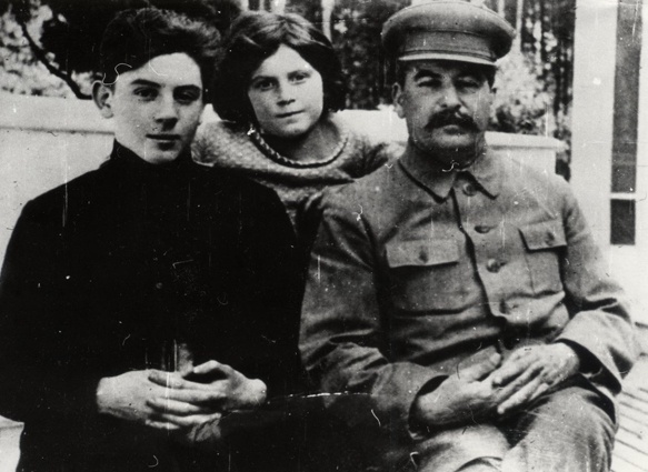 Иосиф Сталин с сыном Василием и дочерью Светланой, 1935 год
