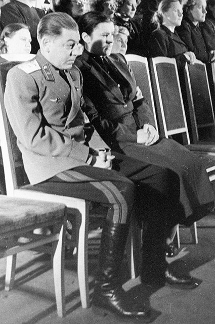 Василий Сталин со второй супругой Екатериной Тимошенко на церемонии прощания с отцом. Москва, Колонный зал Дома союзов, 6 марта 1953 года