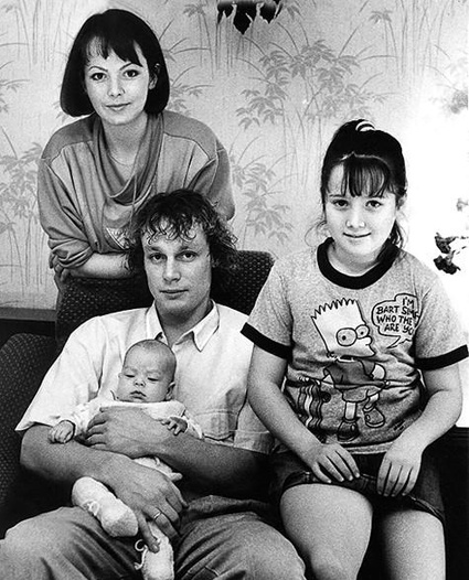 С женой, дочерью Машей и приемной дочерью Анастасией (от первого брака Веры Новиковой). 90-е