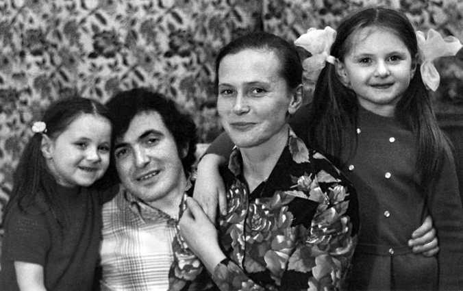 Борис Березовский с женой Ниной и дочерьми Катей и Лизой, 1977 год. «Папа был очень харизматичным: им абсолютно все увлекались, очаровывались — всегда и везде»