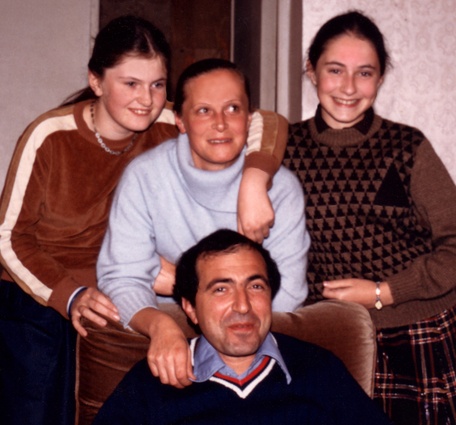 Лиза с мамой, папой и младшей сестрой Катей, 1988 год