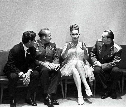 Алексей Леонов и Павел Беляев с французской актрисой Мариной Влади и ее вторым мужем летчиком-испытателем и владельцем авиакомпании Жаном Клодом Бруйе (слева) на IV Международном кинофестивале в Москве, июль 1965 года
