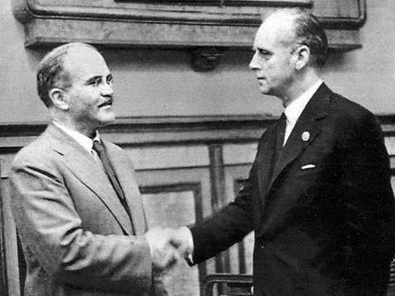 Вячеслав Молотов и Иоахим Риббентроп пожимают руки после подписания пакта о ненападении, 23 августа 1939 года
